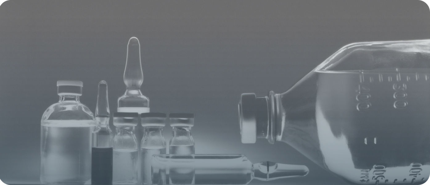 Ein Arzt zeigt eine Diagnose auf einem Tablett