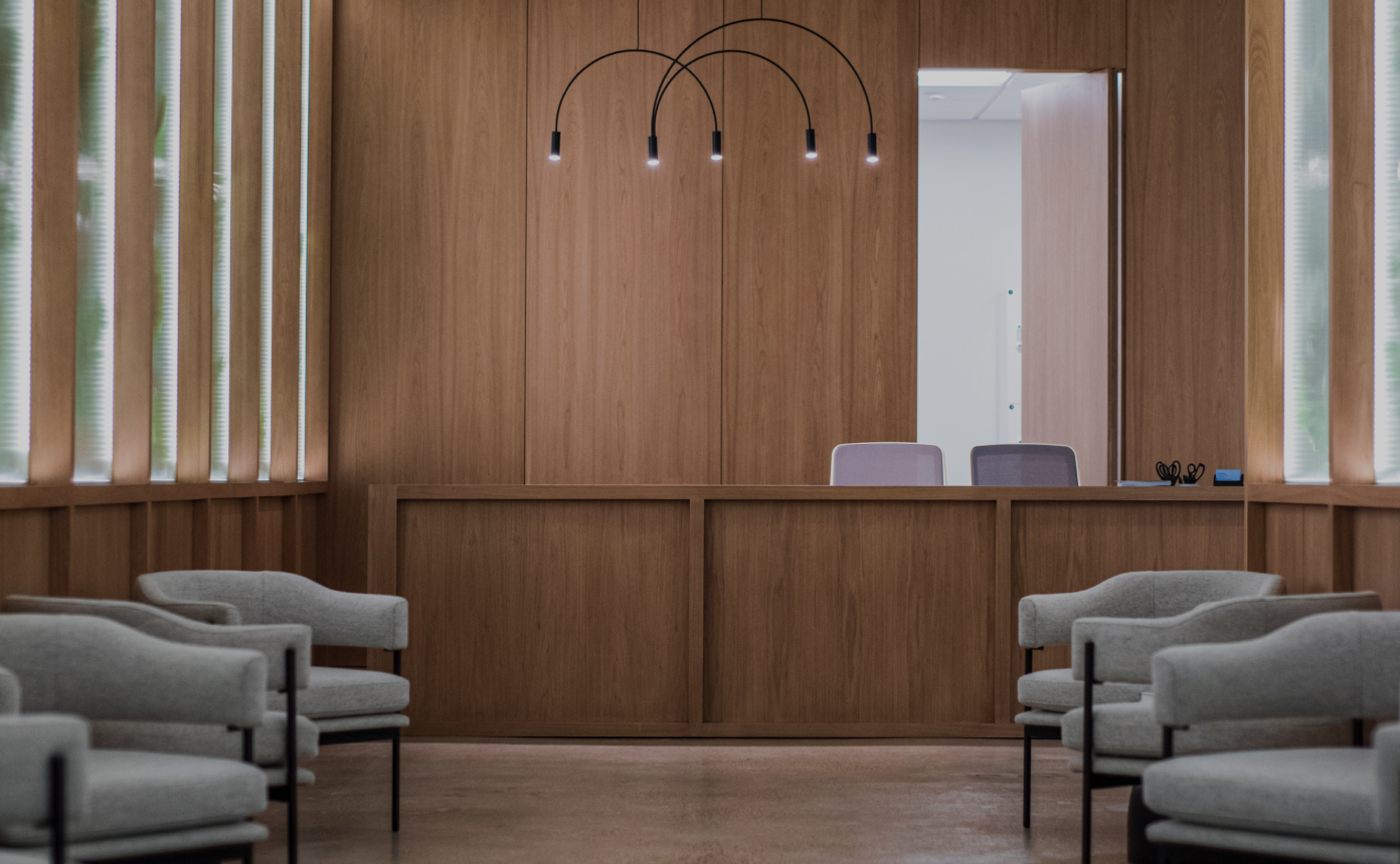 Ein Raum mit Holzwänden und Stühlen auf zwei Seiten, die sich gegenüber stehen