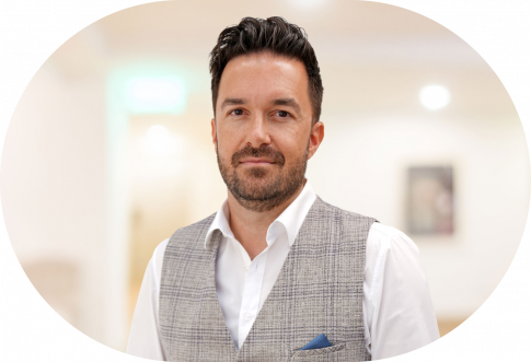 Kai Beschnitt in einer Weste