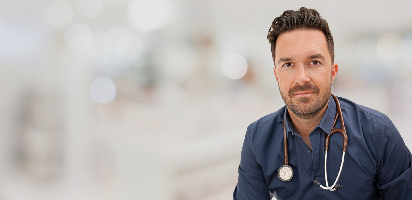 Herr Beschnitt mit einem Stetoskop um den Hals