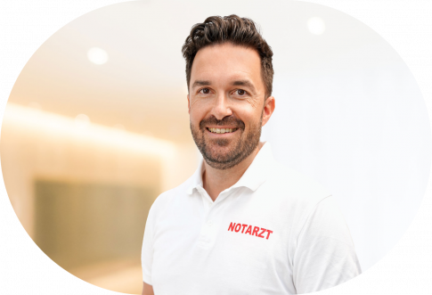 Kai Beschnitt in seiner Notarztbekleidung